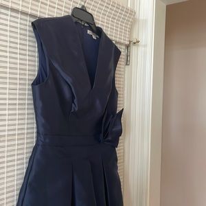 Kay Unger Navy blue cocktail dress with leaf design on side new with tags